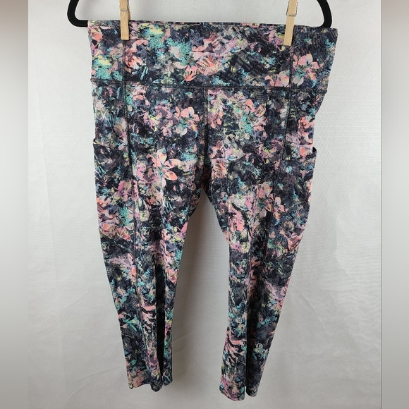 Women's Lululemon Fast And Free Crop II Size 12 Dappled Daze Multi Floral Nulux - Picture 2 of 8